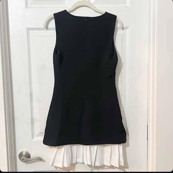 Commense Two-Tone Sleeveless Pleated Short Dress - Picture 9 of 12